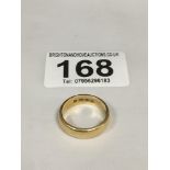 AN 18CT YELLOW GOLD WEDDING BAND, 6.7G