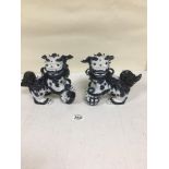 A PAIR OF BLUE AND WHITE CHINESE PORCELAIN DOGS OF FOO, 18.5CM HIGH (ONE AF)