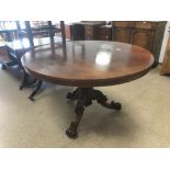 A 19TH CENTURY CIRCULAR ROSEWOOD TABLE RAISED UPON THREE CARVED LEGS, 115CM DIAMETER