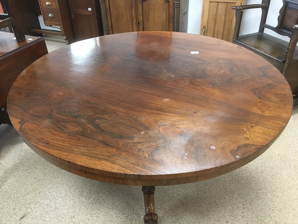 A 19TH CENTURY CIRCULAR ROSEWOOD TABLE RAISED UPON THREE CARVED LEGS, 115CM DIAMETER - Image 4 of 7