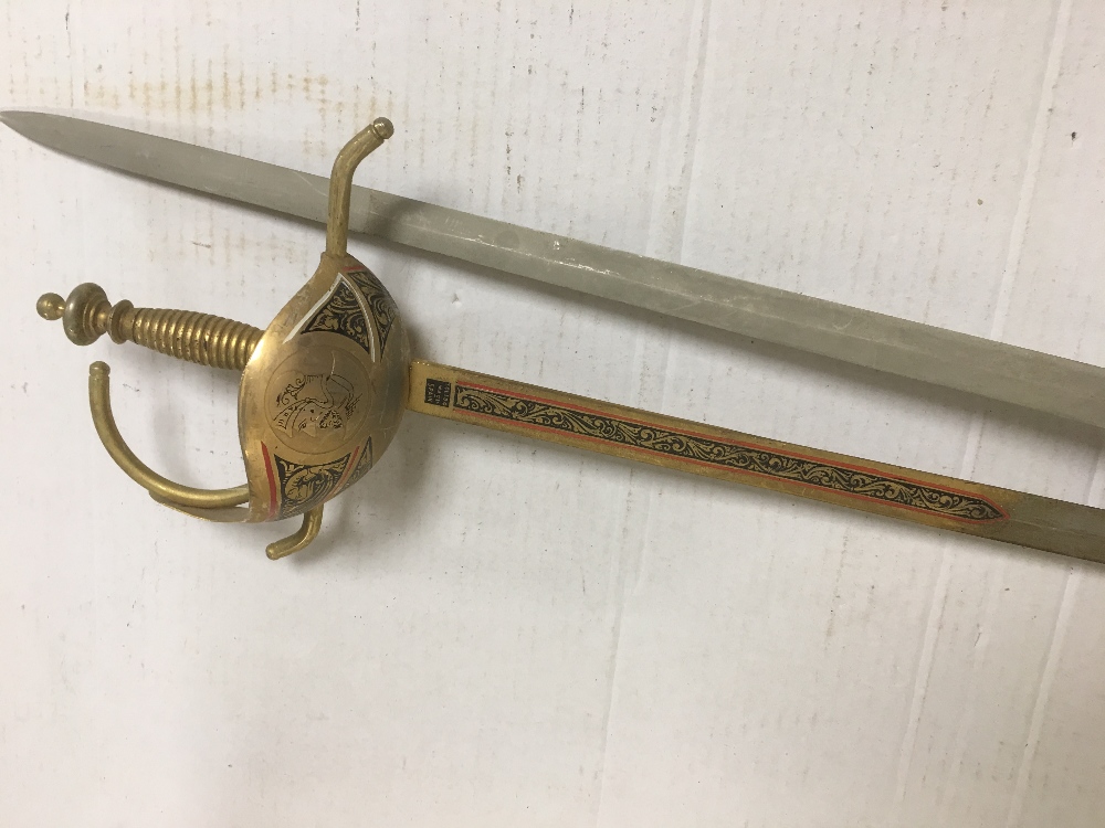 A PAIR OF REENACTMENT WALL HANGING DECORATIVE SWORDS - Image 3 of 3