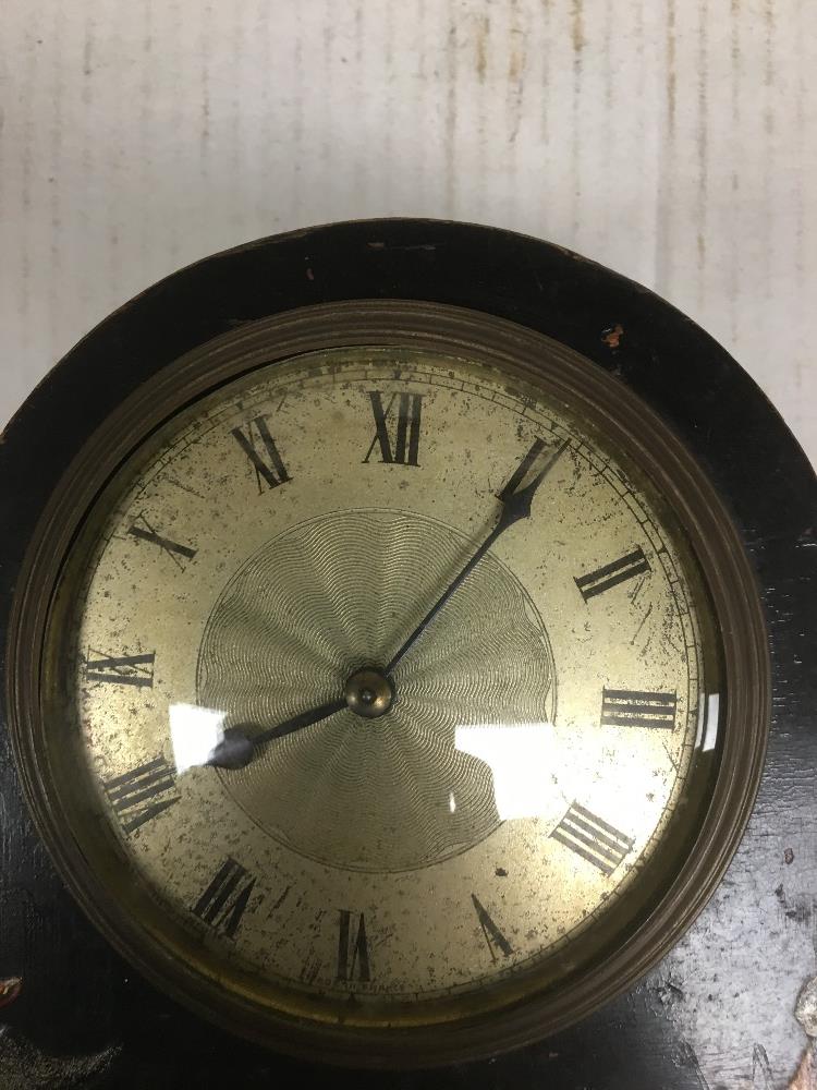 AN ORIENTAL LAQUERED WOOD MANTLE CLOCK WITH FRENCH MOVEMENT, 30CM WIDE - Image 4 of 4