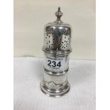 A LARGE EARLY 20TH SILVER SUGAR CASTOR, HALLMARKED BIRMINGHAM 1931 BY CHARLES BOYTON & SONS LTD,