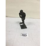 A SMALL 19TH CENTURY BRONZE FIGURE OF A MALE ATHLETE, 12CM HIGH