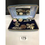 A COLLECTION OF COSTUME JEWELLERY BROOCHES, INCLUDING A COALPORT CERAMIC BROOCH ETC