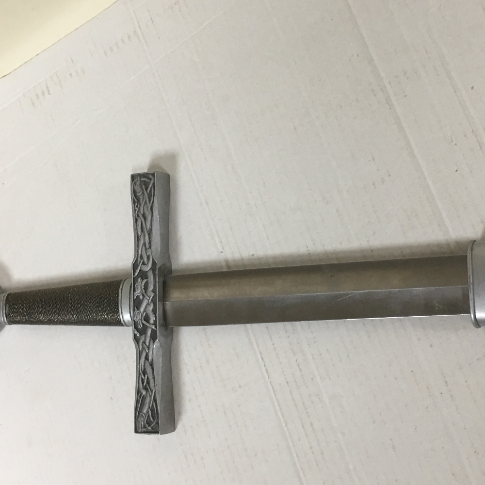 A REPRODUCTION REENACTMENT SWORD WITH SHEATH, 101CM LONG - Image 5 of 5