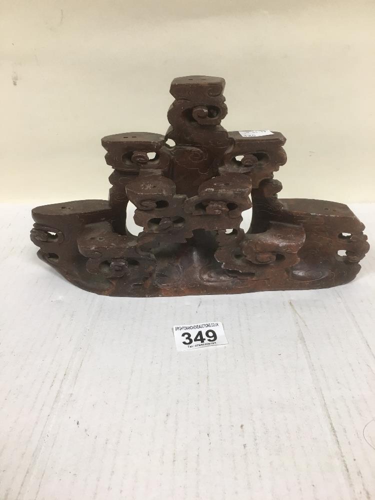 AN ORIENTAL SOAPSTONE STAND, 30CM WIDE