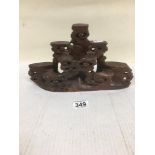 AN ORIENTAL SOAPSTONE STAND, 30CM WIDE