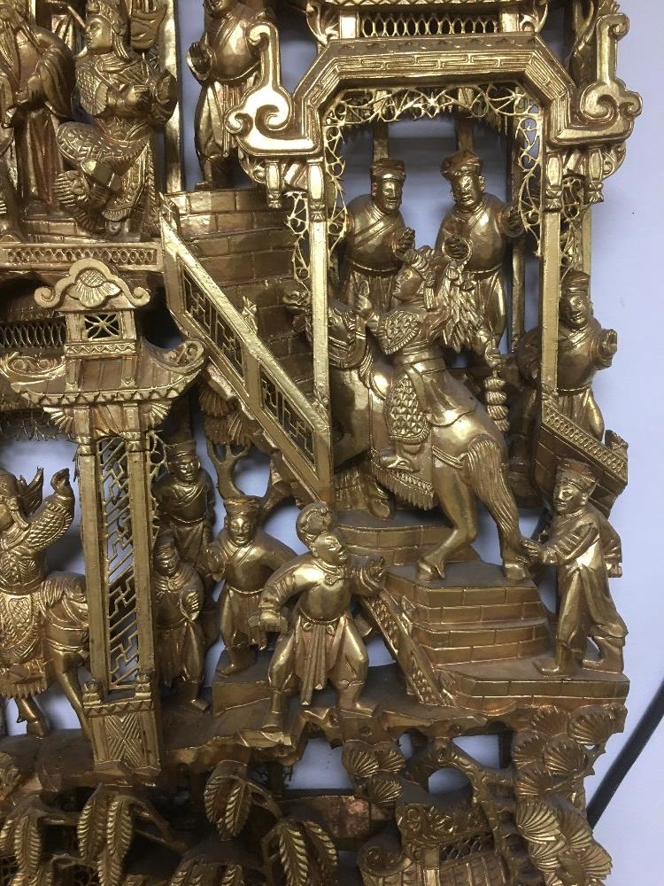A CHINESE HEAVILY CARVED WOODEN WALL PLAQUE DEPICTING A SCENE WITH AN EMPORER WITH HIS PEOPLE, GILT, - Image 5 of 5