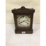 AN EARLY 20TH CENTURY OAK CASED MANTLE CLOCK, THE WHITE DIAL WITH ROMAN NUMERALS DENOTING HOURS,
