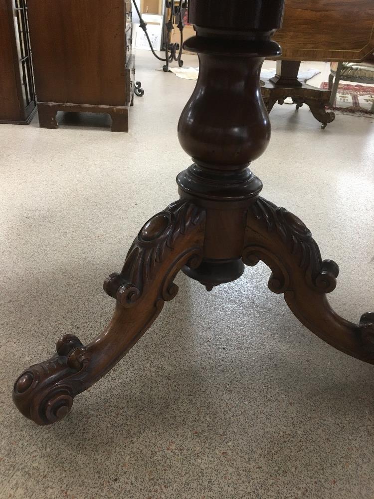 A 19TH CENTURY CIRCULAR ROSEWOOD TABLE RAISED UPON THREE CARVED LEGS, 115CM DIAMETER - Image 2 of 7