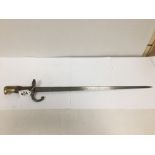 A 19TH CENTURY FRENCH GRAS BAYONET, ETCHED TO SIDE OF BLADE "1877" LACKING SCABBARD, 64 CMS LONG