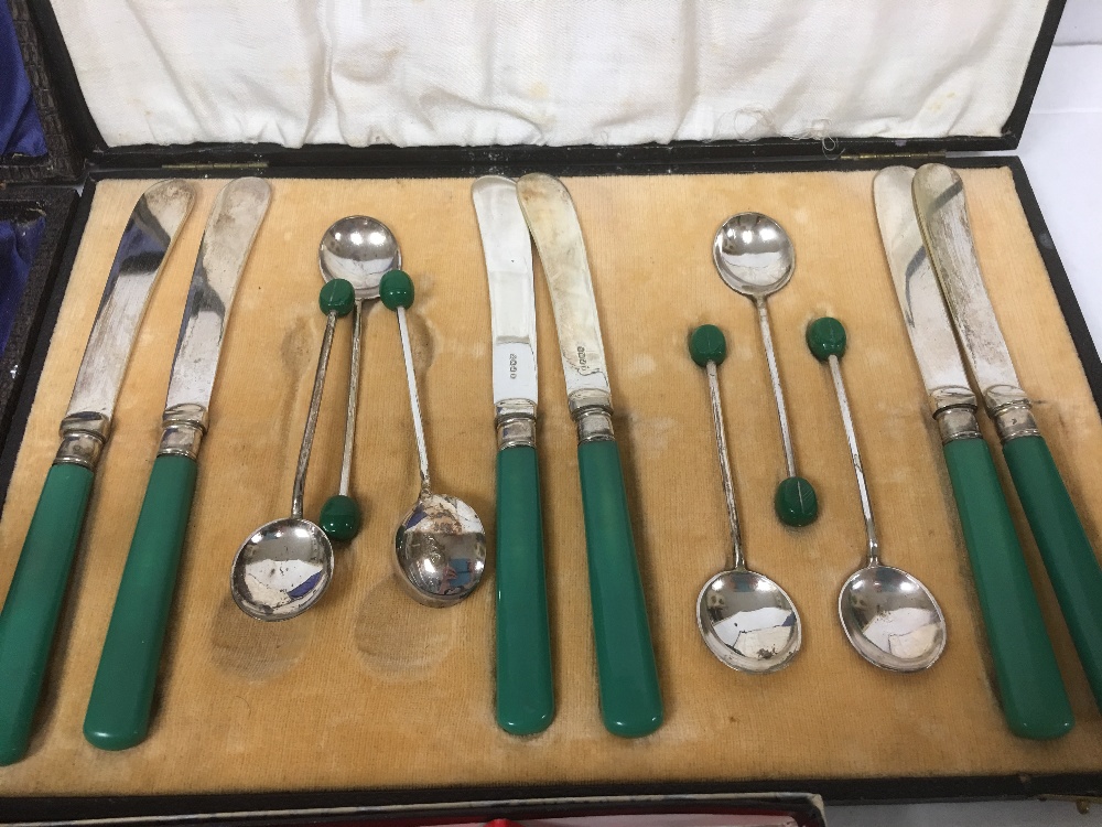 CASED SET OF SIX SILVER PLATE COFFEE SPOONS AND MATCHING KNIVES, BOX OF STAINLESS STEEL COCKTAIL - Image 4 of 7