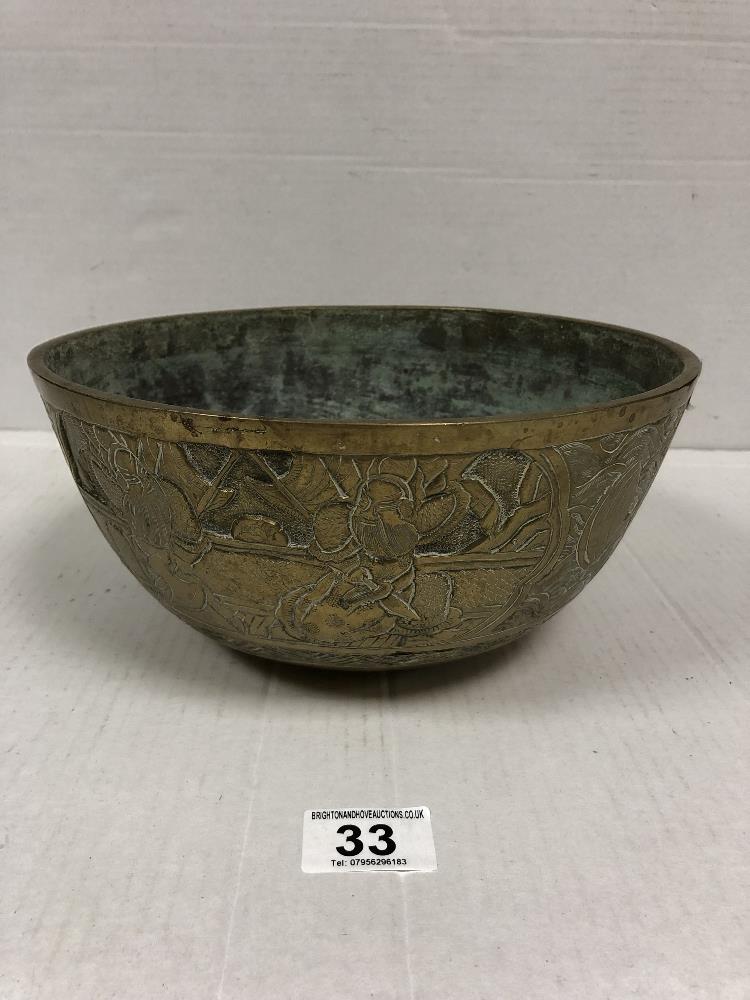 HEAVY BRONZE BOWL DEPICTING MEN FIGHTING AROUND THE TWO SIDES, ORIENTAL MARKS TO BASE 25.5 CMS