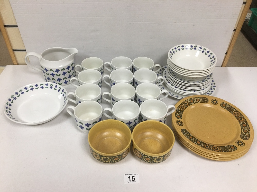 A QUANTITY OF ROSELLE MIDWINTER PATTERN FINE TABLEWARE, INCLUDING TEA CUPS, BOWLS, SIDE PLATES AND