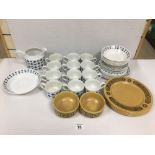 A QUANTITY OF ROSELLE MIDWINTER PATTERN FINE TABLEWARE, INCLUDING TEA CUPS, BOWLS, SIDE PLATES AND