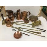COLLECTION OF BRASS AND COPPER ITEMS INCLUDING BRASS BELL AND VICTORIAN COPPER JUGS