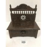 A VICTORIAN CARVED OAK BOX FORMED AS A BOXSEAT/SETTLE, 21CM WIDE