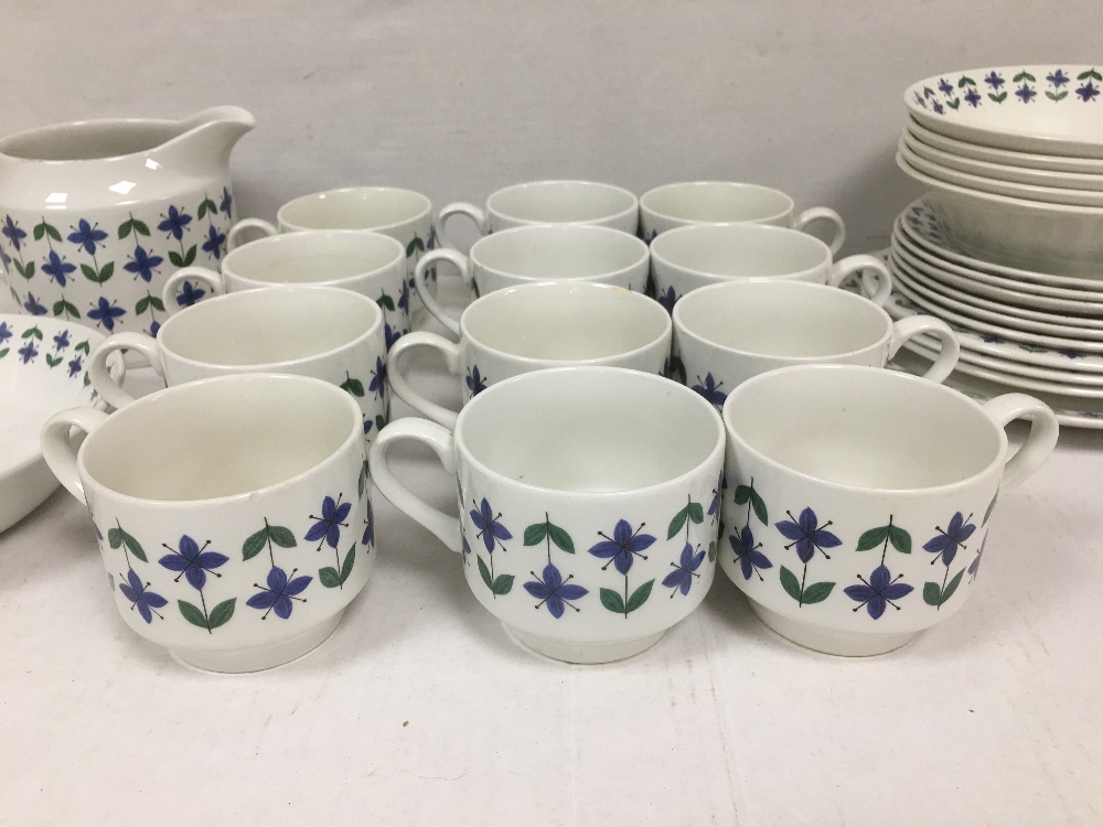 A QUANTITY OF ROSELLE MIDWINTER PATTERN FINE TABLEWARE, INCLUDING TEA CUPS, BOWLS, SIDE PLATES AND - Image 7 of 11