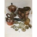 MIXED COPPER AND BRASS ITEMS INCLUDING A SAMOVAR