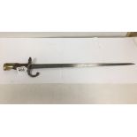 A LATE 19TH CENTURY FRENCH CHASSEPOT BAYONET WITH BRASS HANDLE, IMPRESSED MARK TO HANDLE AND