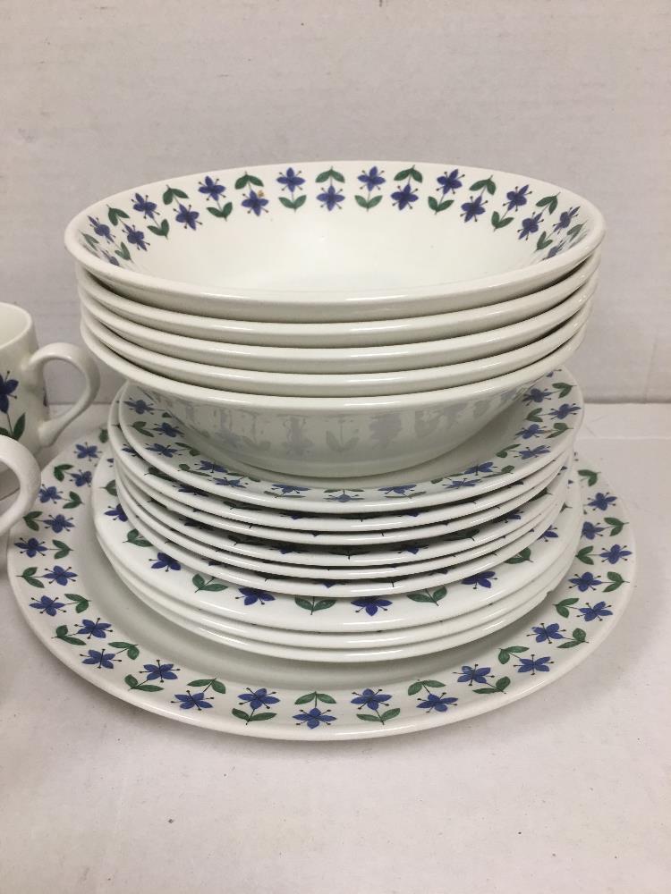 A QUANTITY OF ROSELLE MIDWINTER PATTERN FINE TABLEWARE, INCLUDING TEA CUPS, BOWLS, SIDE PLATES AND - Image 9 of 11