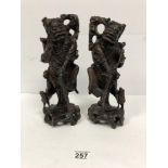 A PAIR OF AFRICAN CARVED WOODEN FIGURES OF ELDERLY MEN STANDING BY A COCKEREL, 31.5CM HIGH