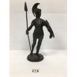 A LATE 19TH/EARLY 20TH CENTURY BRONZE FIGURE OF A ROMAN SOLDIER, 28.5CM HIGH