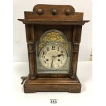 A LATE 19TH/EARLY 20TH CENTURY OAK CASED MANTLE CLOCK, THE SILVERED DIAL WITH ARABIC NUMERALS