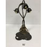 AN ART NOUVEAU BRONZED TABLE LAMP WITH THREE LIGHT FITTINGS IN THE SHAPE OF TULIPS, 42CM HIGH