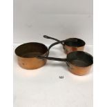 A SET OF THREE BRASS AND COPPER COOKING PANS, LARGEST 39.5CM LONG