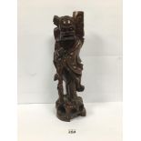 A LARGE ORIENTAL CARVED HARD WOOD FIGURE OF AN ELDERLY MAN, 47CM HIGH