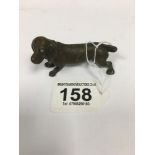 A SMALL BRONZE FIGURE OF A DACHSHUND, 7CM LONG