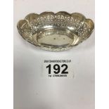 A SILVER BON BON DISH OF OVAL FORM WITH PIERCED DETAILING, HALLMARKED BIRMINGHAM 1927 BY JOSEPH