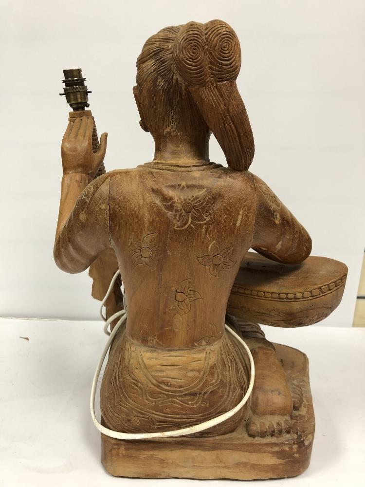 A LARGE CARVED WOODEN FIGURAL LAMP OF AN EASTERN FEMALE 47 CMS - Image 9 of 10