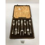 A SET OF SIX SILVER CAKE FORKS WITH A LARGER TWO PRONGED SERVING FORK, HALLMARKED SHEFFIELD 1931