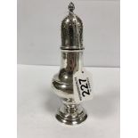 AN EDWARDIAN SILVER SUGAR SHAKER, HALLMARKED BIRMINGHAM 1905, MAKERS MARK RUBBED, 126G