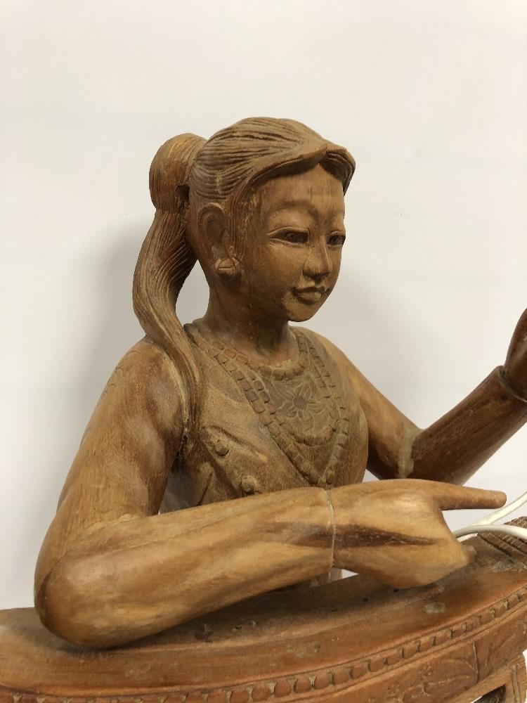 A LARGE CARVED WOODEN FIGURAL LAMP OF AN EASTERN FEMALE 47 CMS - Image 8 of 10