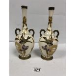 A PAIR OF LATE 19TH/EARLY 20TH CENTURY PORCELAIN TWIN HANDLED VASES IN THE WORCESTER STYLE, HAND