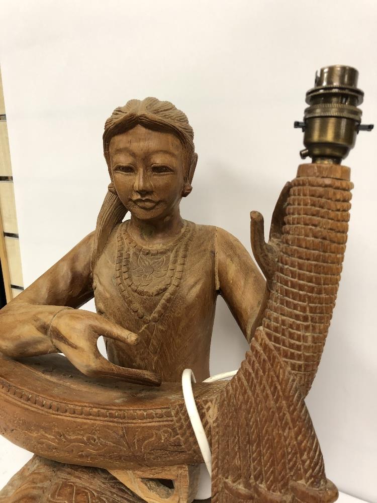 A LARGE CARVED WOODEN FIGURAL LAMP OF AN EASTERN FEMALE 47 CMS - Image 6 of 10