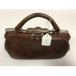 A VINTAGE LEATHER GLADSTONE STYLE HANDBAG, 24CM WIDE