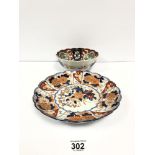 A JAPANESE IMARI PATTERN PORCELAIN BOWL OF CIRCULAR FORM, 18CM DIAMETER, TOGETHER WITH A SIMILAR