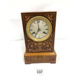 A INLAID WOODEN MANTLE CLOCK IN THE EDWARDIAN STYLE WITH INLAID MARQUETRY DECORATION TO THE FRONT,