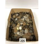A LARGE QUANTITY OF ASSORTED CIRCULATED COINAGE, INCLUDING BRITISH AND REST OF THE WORLD