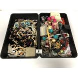 A QUANTITY OF ASSORTED COSTUME JEWELLERY, INCLUDING NECKLACES, EARRINGS, BROOCHES AND MORE