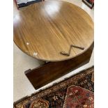 A VICTORIAN MAHOGANY EXTENDING DINING TABLE WITH ORIGINAL BRASS CASTORS