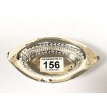 A SILVER OVAL BON BON DISH WITH PIERCED SIDES, HALLMARKED BIRMINGHAM 1918 LEVI & SALAMAN, 13.5CM