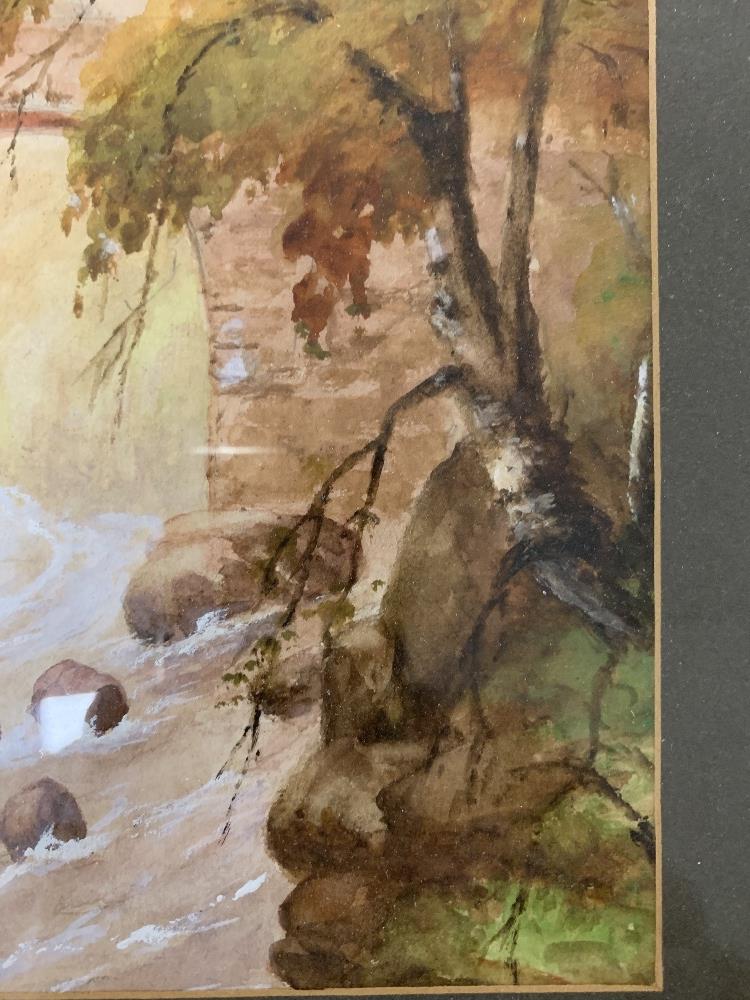 A SIGNED LANDSCAPE OF A RIVER RUNNING UNDER A BRIDGE WATERCOLOUR GOUACHE SCENE IN A GLAZED GILT - Image 4 of 5