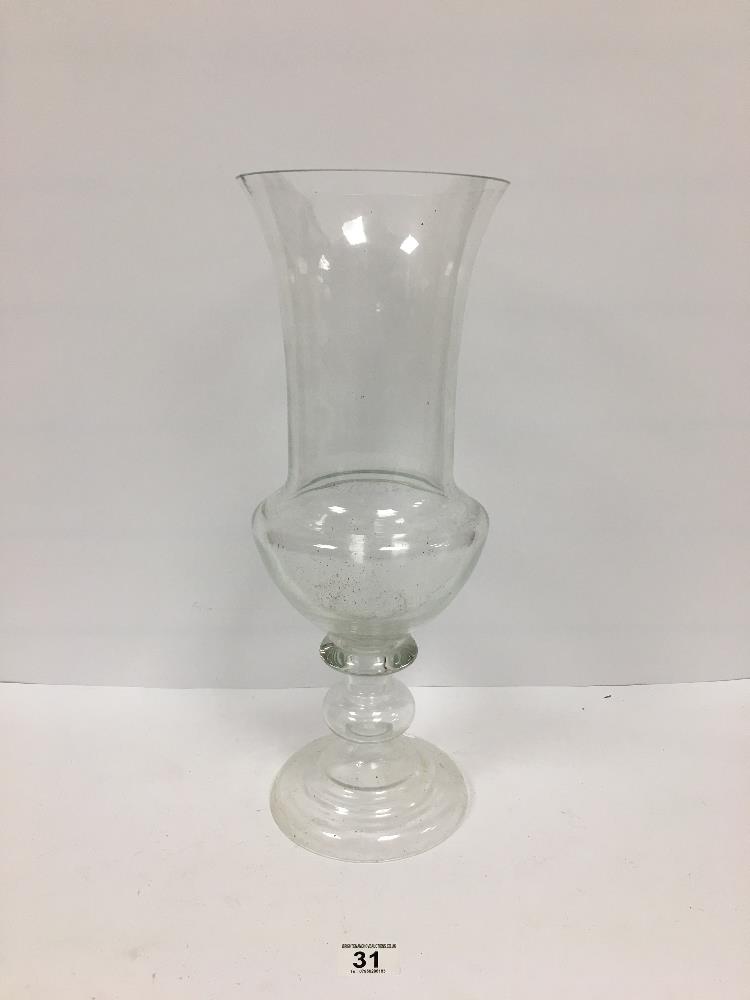 A LARGE GLASS VASE IN THE SHAPE OF A WINE VESSEL, 46.5CM HIGH (AF)