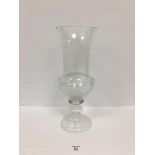 A LARGE GLASS VASE IN THE SHAPE OF A WINE VESSEL, 46.5CM HIGH (AF)